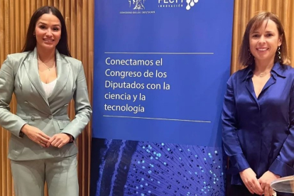 La diputada de Vox Mireia Borrás y la investigadora del Campus de Ponferrada Flor Álvarez Taboada. DL