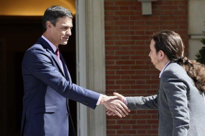 El presidente del Gobierno en funciones, Pedro Sánchez, recibe en la Moncloa al líder de Podemos, Pablo Iglesias, el pasado 7 de mayo.