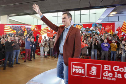 Pedro Sánchez ayer, en un acto público en apoyo a la candidata socialista a la Alcaldía de Zaragoza. JAVIER BELVER