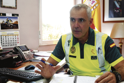El capitán Roberto Fernández, jefe del subsector de Tráfico de la Guardia Civil de León. J. NOTARIO.