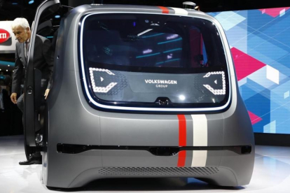 El consejero delegado de Volkswagen, Matthias Mueller, con uno de los nuevos vehículos eléctricos de la firma