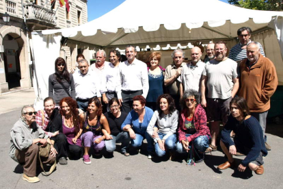 Los ceramistas posan ante una carpa de la feria.