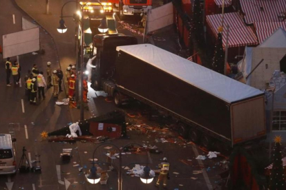 Expertos forenses examinan los destrozos tras la irrupción del camión contra el mercadillo navideño de Berlín, el 20 de diciembre del 2016