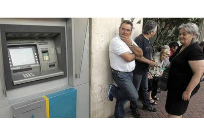 Ciudadanos griegos hacen cola ante una sucursal del Banco Nacional de Grecia hoy 29 de junio de 2015. ORESTIS PANAGIOTOU / EFE