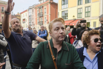 Varias personas increpan a la alcaldesa y autoridades tras el minuto de silencio en Gijón. ELOY ALONSO