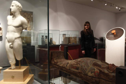 Una escultura de Alejandro Magno y una momia egipcia formaban parte de los tesoros del Museo Bíblico y Oriental, que ha cerrado sus puertas. JESÚS F. SALVADORES