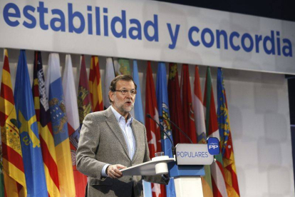 El presidente del Gobierno y del PP, Mariano Rajoy, durante su intervención en un acto celebrado hoy en la localidad segoviana de La Granja de San Ildefonso.