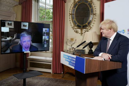 Boris Johnson durante una teleconferencia en su despacho.