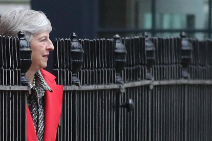 Thersa May sale por la puerta trasera de su residencia oficial del 10 de Downing Street en Londres, el 16 de noviembre del 2018