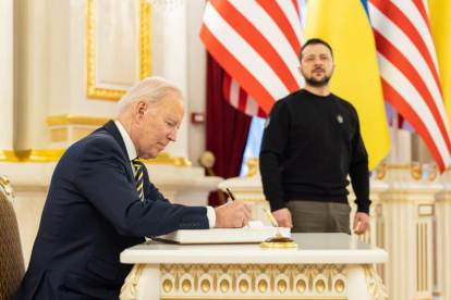 Biden firma el acuerdo en presencia de Zelenski. UPP