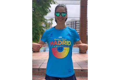 Nuria muestra la camiseta con la que va a correr en Madrid. DL