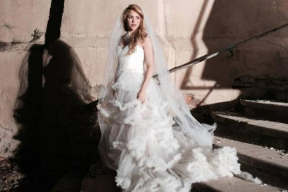 Shakira, posa vestida de novia en el set de grabación de su nuevo trabajo, 'Empire', en Barcelona.