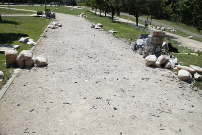 Imagen de la basura de los fuegos en el paseo del Bernesga. J. NOTARIO