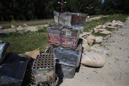 Imagen de la basura de los fuegos en el paseo del Bernesga. J. NOTARIO