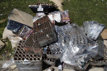 Imagen de la basura de los fuegos en el paseo del Bernesga. J. NOTARIO