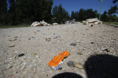 Imagen de la basura de los fuegos en el paseo del Bernesga. J. NOTARIO