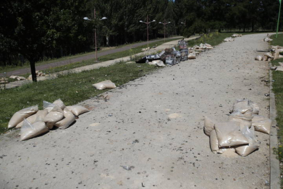 Imagen de la basura de los fuegos en el paseo del Bernesga. J. NOTARIO