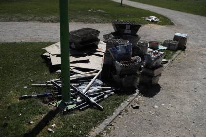 Imagen de la basura de los fuegos en el paseo del Bernesga. J. NOTARIO