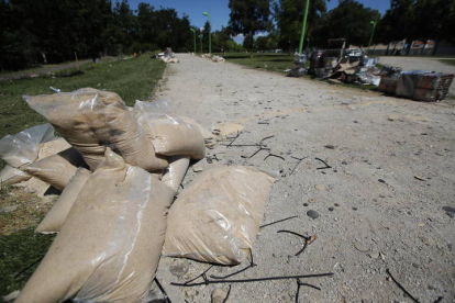 Imagen de la basura de los fuegos en el paseo del Bernesga. J. NOTARIO