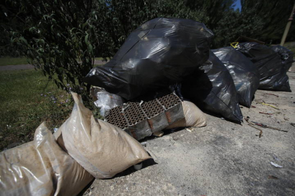 Imagen de la basura de los fuegos en el paseo del Bernesga. J. NOTARIO