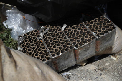 Imagen de la basura de los fuegos en el paseo del Bernesga. J. NOTARIO