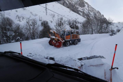 La nieve continúa afectando a la circulación en las carreteras leonesas
