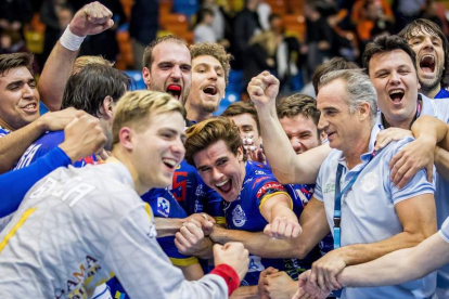 El Ademar hace piña tras ganar al Kadetten suizo en la Liga de Campeones.