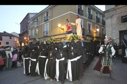 El cortejo salió del hogar de Ancianos Desamparados, en la calle Corredera, y se situó frente al Locus Appellationis del atrio de la Catedral, no para reclamar justicia, sino para pedir misericordia.