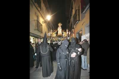 Miles de fieles presenciaron desde Santa Nonia la salida de la procesión del Dolor de Nuestra Madre, de la cofradía de Angustias y Soledad, una de las más familiares y participativas.