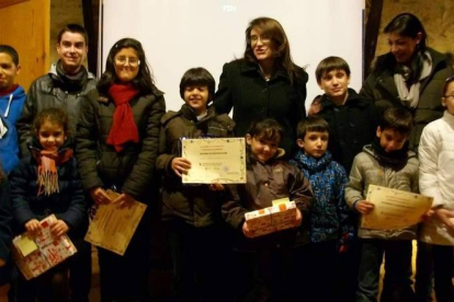 Los premiados en el concurso de belenes, con la alcaldesa de Val de San Lorenzo.