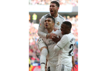 Ramos y Vinicius celebran el gol de Casemiro que abría las puertas al triunfo del Madrid. JUANJO MARTÍN
