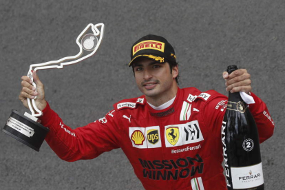 El español Carlos Sainz celebra su segundo puesto en el Gran Premio de Mónaco. GONZALO FUENTES