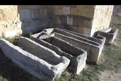 Los alrededores del monasterio conservan muchas huellas del pasado, como estos sarcófagos