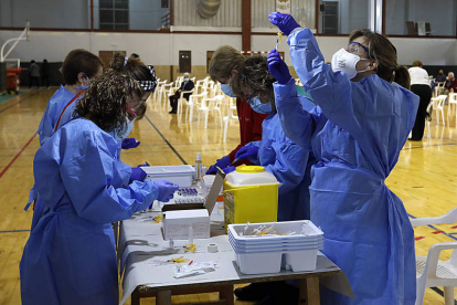Enfermeras preparan vacunas en La Bañeza. MARCIANO PÉREZ