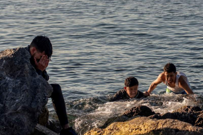 Tres inmigrantes llegan a nado a El Tarajal. BRAIS LORENZO