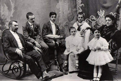 Cayo de Azcárate, Patricio, Pablo, Justino, Luis (detrás), María y Eulalia Flórez (madrastra).