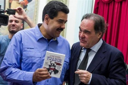 Nicolás Maduro (izquierda) y Oliver Stone, ayer, en el palacio presidencial de Miraflores, en Caracas.