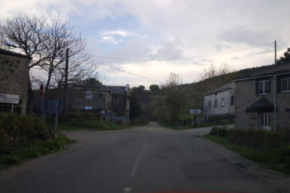 La entrada del pueblo de El Portelo con el cartel de "Provincia de Lugo".