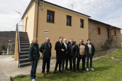El consejero de Vivienda, Suárez-Quiñones, ayer con el alcalde y otras autoridades en Sorbeda. ANA F. BARREDO