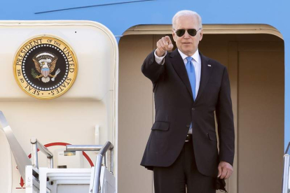 Biden se despide al embarcar en el Air Force One tras la cumbre entre EEUU y Rusia. MARTIAL TREZZINI
