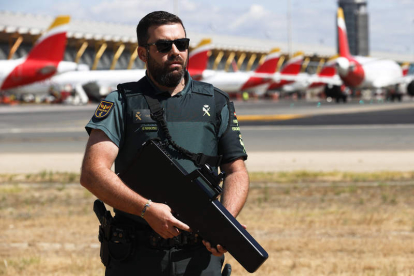 Dispositivo de seguridad de la Guardia Civil en el aeropuerto de Barajas por la Cumbre de la Otan. CHEMA MOYA