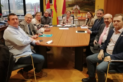 Reunión con el alcalde de La Bañeza y la plataforma León-Braganza. DL