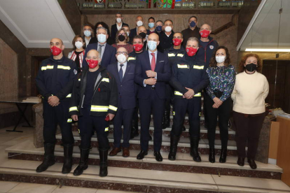 El alcalde homenajeó a los bomberos del Ayuntamiento. RAMIRO