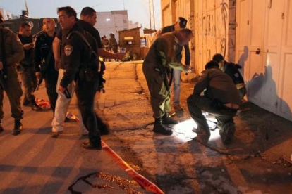La policía israelí trabaja en el lugar donde cayó mal herida la adolescente palestina en Hebrón.