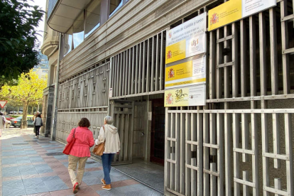 Imagen exterior del edificio que alberga en la capital leonesa las oficinas centrales del Sepe, en Gran Vía de San Marcos. RAMIRO