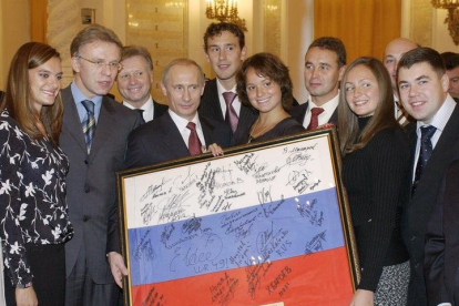 El presidente Vladimir Putin posa en el Kremlin con los atletas olímpicos que participaron en Atenas 2004. PRESIDENTIAL PRESS SERVICE