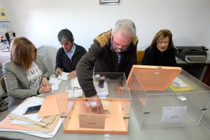 Los vecinos de Villarroya abren las urnas en la convocatoria electoral que tuvo lugar el día 28 de abril. ABEL ALONSO