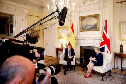 Rajoy, durante la entrevista que mantuvo hoy con la primera ministra británica, Theresa May, en su residencia de Londres.