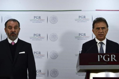 El fiscal general de México, Raúl Cervantes (izquierda) y el gobernador de Veracruz, Miguel Ángel Yunes, el pasado 10 de enero.
