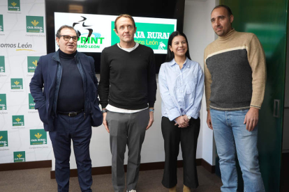 Narciso Prieto y José Enrique Villacorta sellaron el convenio entre Caja Rural y Sprint León. J. NOTARIO